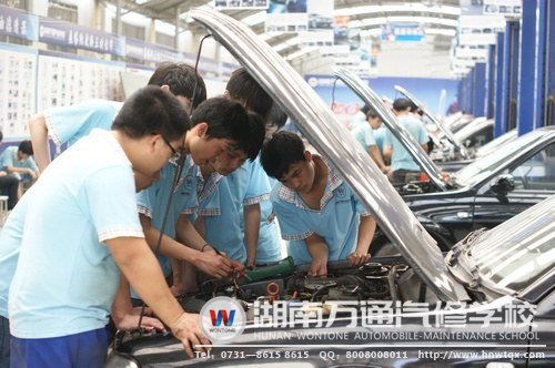 湖南萬通學子在科學合理的專業(yè)課程設置下，掌握扎實專業(yè)技能