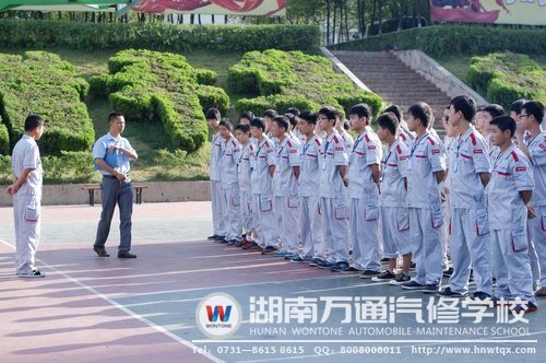 新生們?cè)诎嘀魅蔚囊龑?dǎo)下，開(kāi)始了他們的&ldquo;清晨之旅&rdquo;