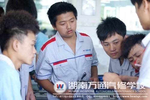 程吳鵬很認(rèn)真的在聽老師講課