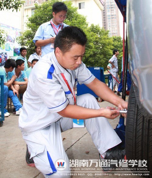 輪胎拆裝比賽，這位帥哥選手十分賣力