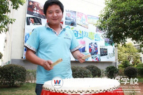 童鞋們，加油！我們永遠(yuǎn)是你們堅(jiān)強(qiáng)的后盾！