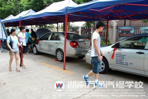 學(xué)生和家長(zhǎng)參觀校企陽(yáng)光實(shí)訓(xùn)地帶