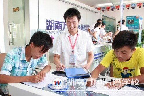 校企2班的新生填寫(xiě)就業(yè)協(xié)議