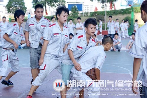 素質(zhì)拓展訓(xùn)練提升了新生班級的凝聚力