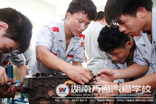 中專16班的新生們在實踐課上，積極動手