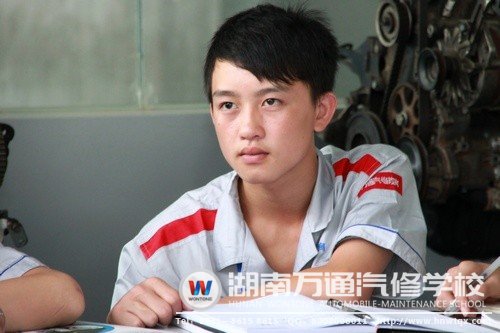 理論課上，新生們也絲毫不馬虎。瞧，這位小帥哥聽得多認(rèn)真！