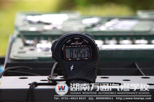 賽場(chǎng)上的計(jì)時(shí)器讓選手們有一種緊迫感