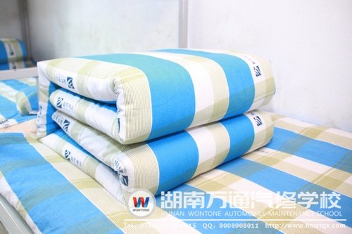 瞧，這就是95后新生們的&ldquo;豆腐塊&rdquo;作品！小小年紀(jì)的他們還沒(méi)有接受過(guò)軍訓(xùn)的鍛煉，就已經(jīng)如此會(huì)疊&ldquo;豆腐塊&rdquo;了，贊一個(gè)！