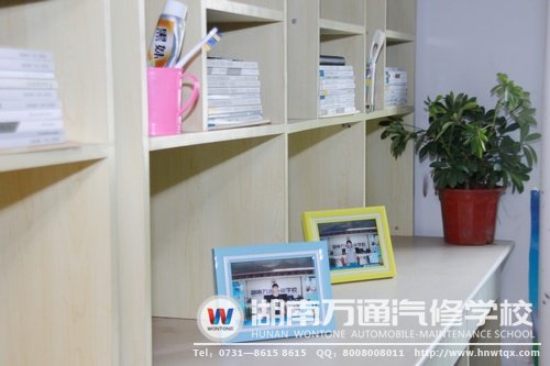 桌上擺放的&ldquo;入學(xué)紀(jì)念照&rdquo;是新生們最美的回憶