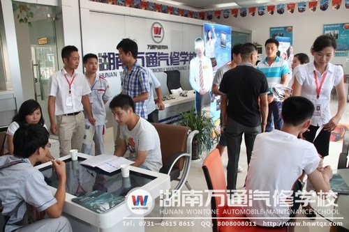 咨詢中心擠滿了了前來參觀咨詢的學(xué)生和家長