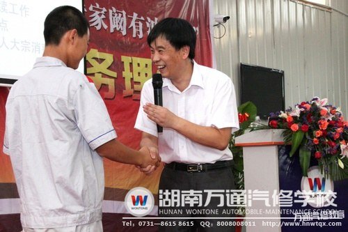 闞教授與學子親切交談