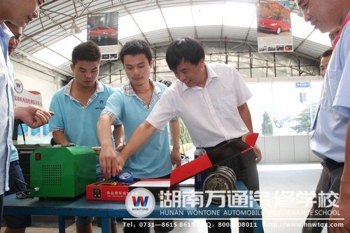 闞教授在實訓中心與同學們交流