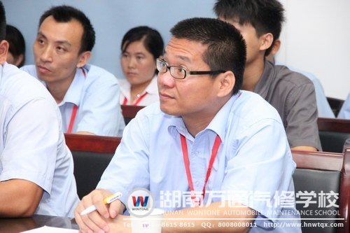 老師們凝神細(xì)聽