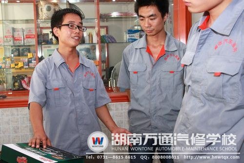 創(chuàng)業(yè)之星周偉（左一）