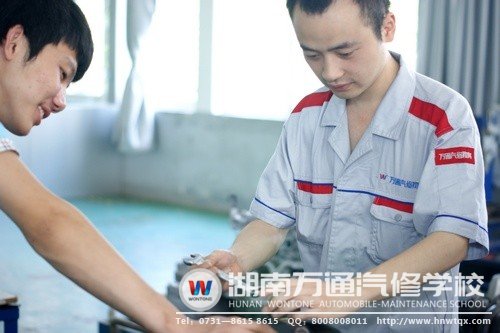 白浩杰與同學(xué)一起小組實(shí)訓(xùn)