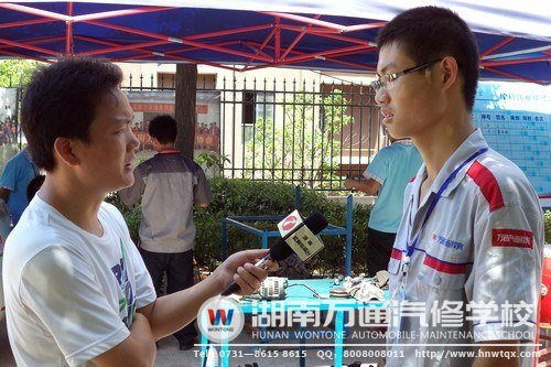 周榮聰同學(xué)在采訪中表明了選擇好學(xué)校的重要性