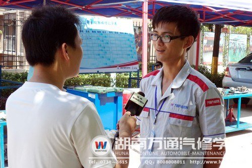 唐文海同學(xué)接受電視臺采訪