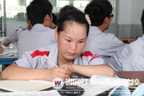 楊梅認(rèn)真做著筆記