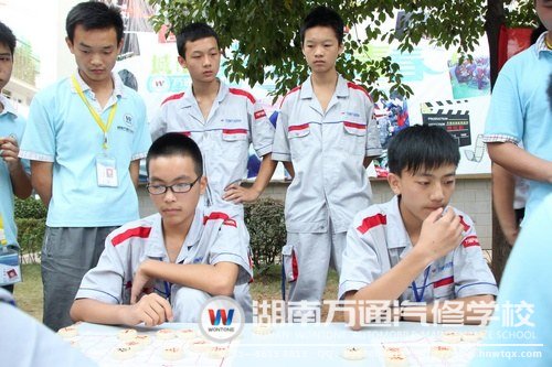 比賽引得同學們紛紛觀看