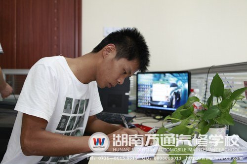 賀遠(yuǎn)臣認(rèn)真的工作