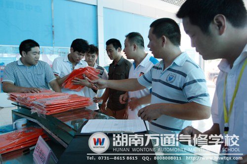 參賽選手報(bào)道完畢 承辦方為選手分發(fā)參賽服裝