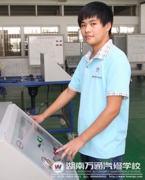 長(zhǎng)著一副濃眉大眼的姚皓寶