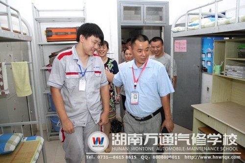 潘助理與家長(zhǎng)代表參觀中專(zhuān)18班宿舍6S成果展