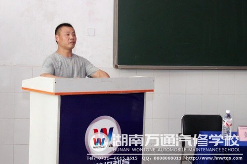 家長(zhǎng)代表對(duì)孩子們寄予殷切期望