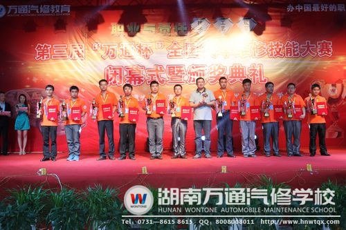 夏云峰老師取得了三等獎(jiǎng)的好成績(jī)（右二）