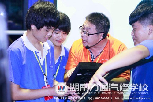 圖一：教師組大賽現(xiàn)場：理實(shí)一體化教學(xué)模式 一流技術(shù)成就一批批汽修精英