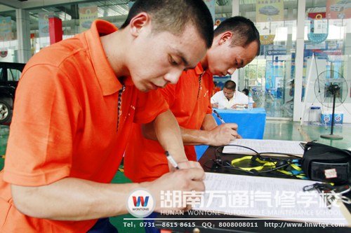 圖二：學(xué)生組大賽現(xiàn)場：選手認(rèn)真填寫項(xiàng)目工單 從點(diǎn)滴做起養(yǎng)成良好的職業(yè)素養(yǎng)