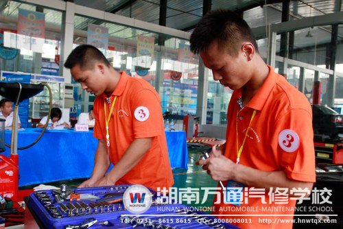 圖三：學(xué)生比賽現(xiàn)場：用完工具及時(shí)復(fù)位 規(guī)范的操作流程