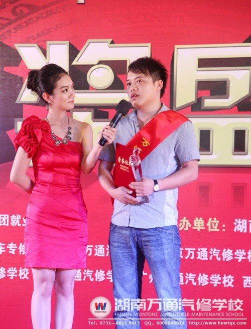 就業(yè)之星黃震接受主持人采訪