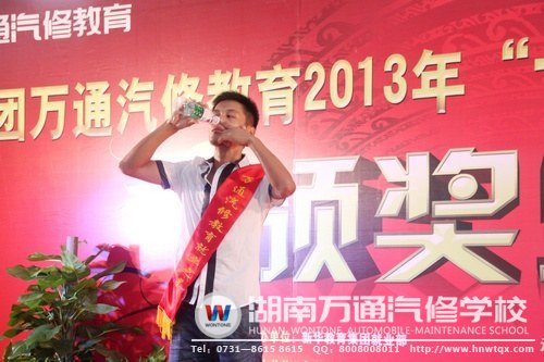 就業(yè)之星賀遠(yuǎn)臣為大家獻(xiàn)上&ldquo;鼻子喝水&rdquo;的絕活