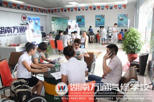 短短一個(gè)小時(shí)，咨詢中心就迎來了眾多學(xué)子來參觀報(bào)名