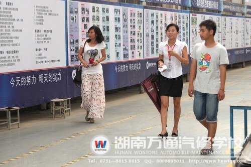 學(xué)子參觀汽車維修中心時(shí)，咨詢老師詳細(xì)講解了學(xué)校的教學(xué)模式.讓學(xué)子不用擔(dān)心學(xué)不會