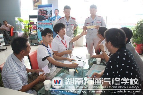 班主任細(xì)心指導(dǎo)新生填寫就業(yè)協(xié)議