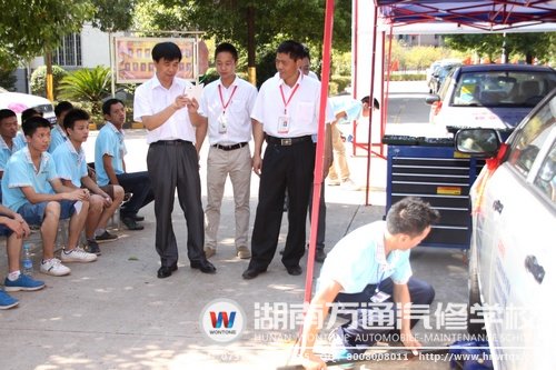 在看到湖南萬(wàn)通學(xué)子的&ldquo;陽(yáng)光實(shí)訓(xùn)&rdquo;活動(dòng)時(shí)，闞教授不禁拿出了手機(jī)拍照