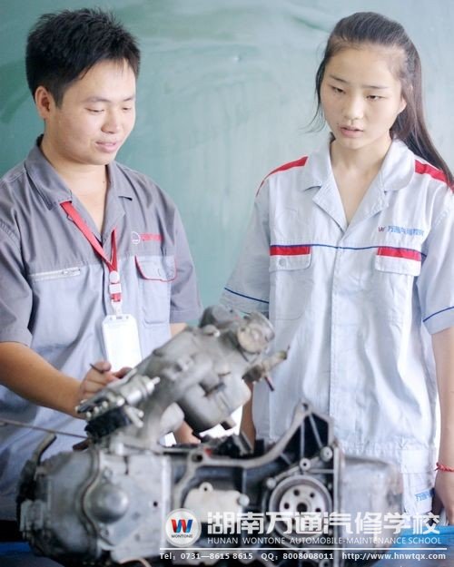 陳妞在老師的指導(dǎo)下，開(kāi)始了&ldquo;汽修入門學(xué)習(xí)&rdquo;