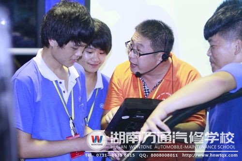 湖南萬(wàn)通老師上課時(shí)盡顯名師風(fēng)采