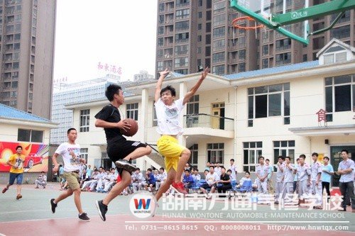 這位帥哥的姿勢(shì)是不是要表達(dá)&ldquo;振翅高飛&rdquo;呢