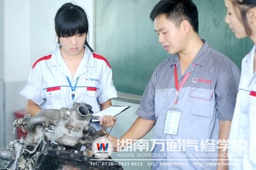 唐林會上課十分認真，專注的樣子也很可愛哦