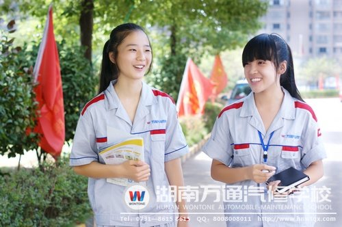 唐林會與同學在一起談天說地