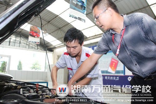 曾一峰來到了湖南萬通，在老師的指導下汲取實用的汽修技能