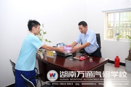 同學(xué)們?yōu)槔蠋煖?zhǔn)備了精美的節(jié)日禮物