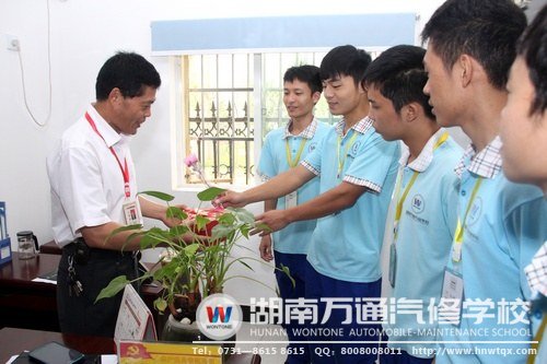 正所謂&ldquo;桃李不言，下自成蹊&rdquo;，老師們的人格魅力，就體現(xiàn)在同學(xué)們對(duì)他的愛(ài)戴