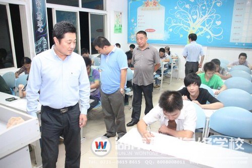 機(jī)動車維修從業(yè)資格證考試得到了學(xué)校的高度重視