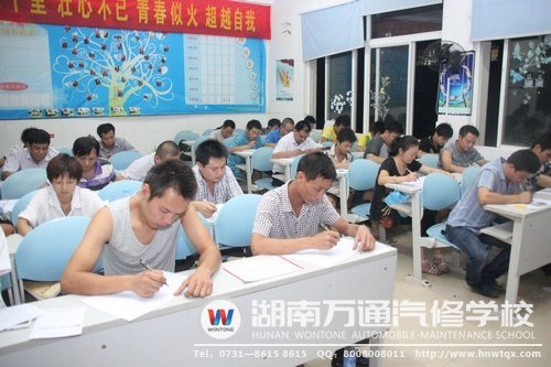 考場內(nèi)，考生答題一絲不茍