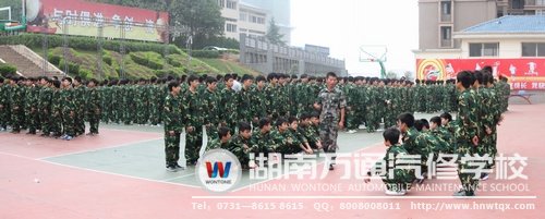 新生們在教官的指導下認真訓練！