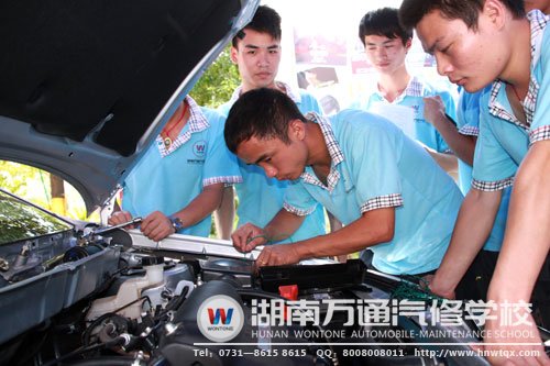 湖南萬通老師正在指導學生學習汽車檢測儀器的使用方法